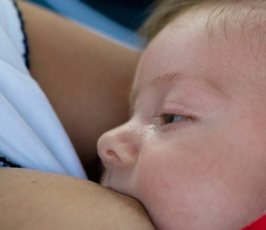 Eine Mutter stillt ihr Baby weiterhin, obwohl es an Krebs erkrankt ist, um ihm zusätzliche Kraft und Nährstoffe zu geben.