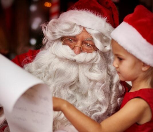 Eine Mutter erklärt ihrem Kind auf wunderschöne Weise, dass der Weihnachtsmann zwar nicht real ist, aber die Magie von Weihnachten durch die Liebe und das Geben von Herzen weiterlebt.