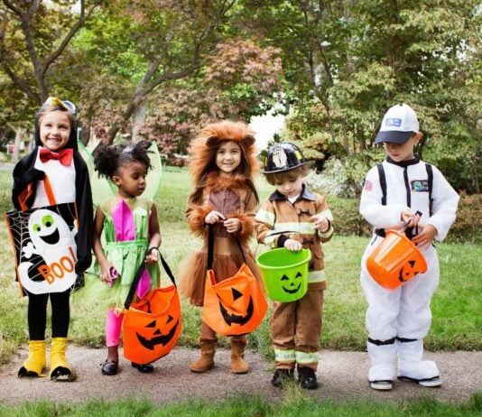 Das Halloween-Kostüm eines kleinen Mädchens, das eine übermüdete und erschöpfte Mutter darstellt, sorgt für Lacher.