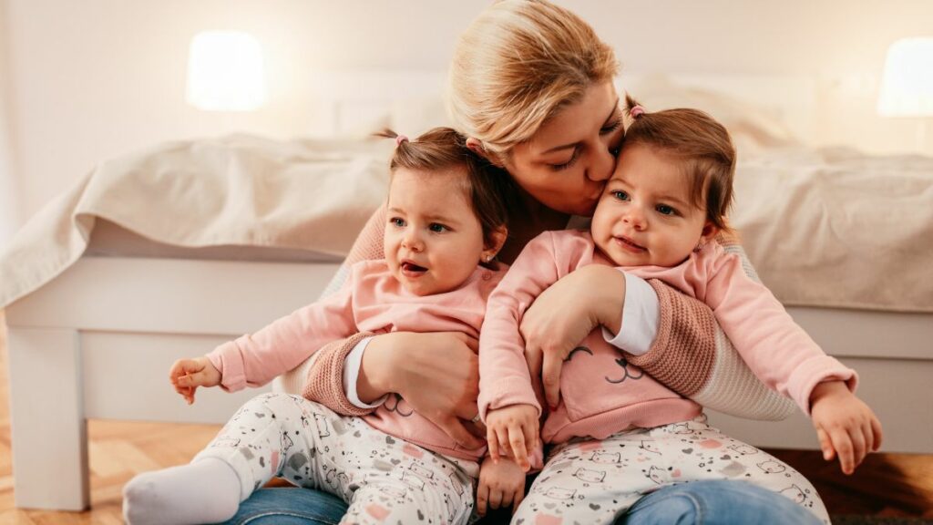 Zwillings-Babys mit unterschiedliche Hautfarben geboren