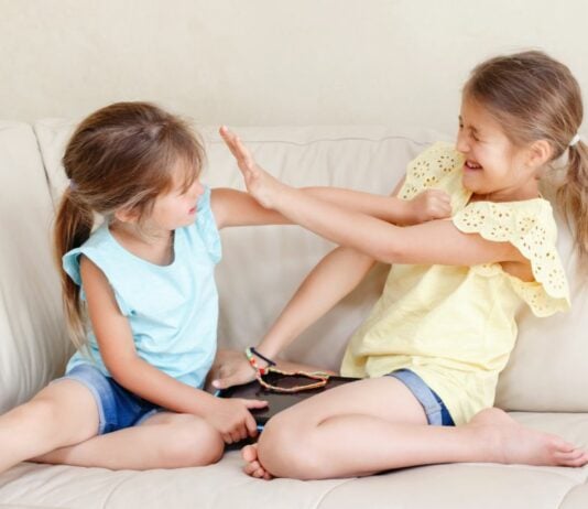 Nachdem sie ihre Tochter dazu drängte, Spielzeug mit anderen Kindern zu teilen, wurde sie von anderen Müttern auf die Perspektive des Kindes aufmerksam gemacht.