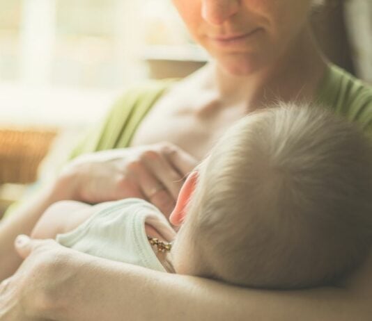 Eine Mutter in den USA stillt neben ihrem eigenen Kind regelmäßig auch Kinder aus ihrer Nachbarschaft, deren Mütter nicht stillen können.