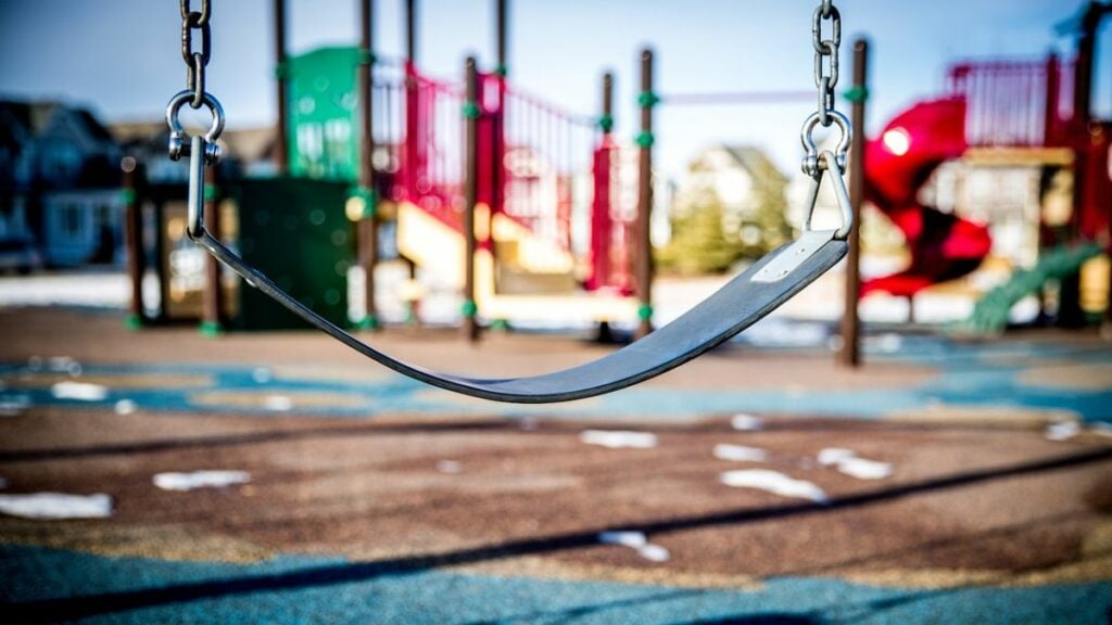 Mutter warnt vor tödlicher Gefahr beim Spielplatz-Besuch