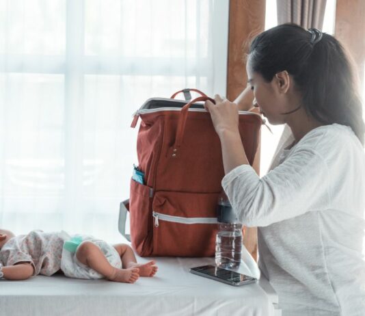 Ein praktischer Hack für Mütter, um mehr Platz in der Wickeltasche zu schaffen.