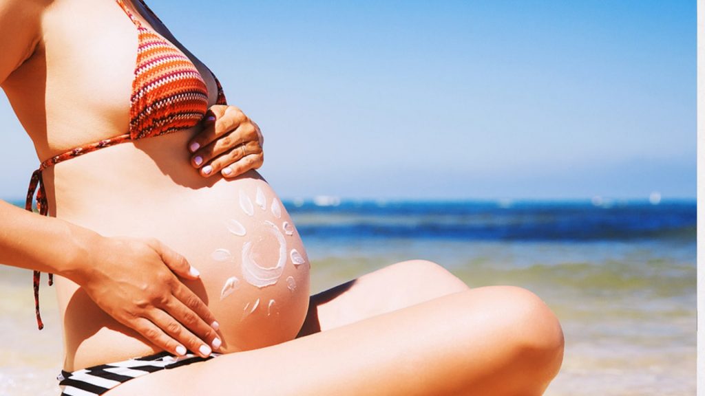 So überstehst du eine Sommer-Schwangerschaft: 10 Tipps