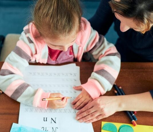 Eine Familie entscheidet sich, ihre sechs Kinder außerhalb des Schulsystems selbstbestimmt lernen zu lassen.