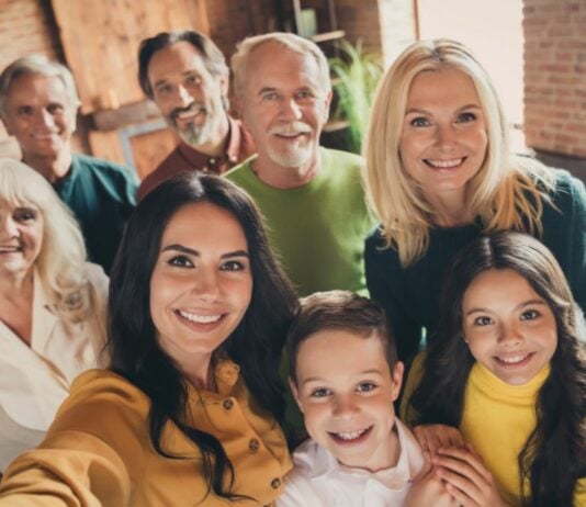 Madonna postet zum erstmal ein Familienfoto mit allen Familienmitgliedern, zur Feier ihres 59. Geburtstags auf Social Media.