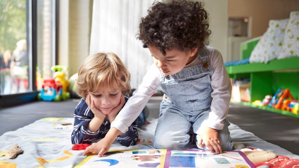 Unglaublich, warum eine Vorschule diesen Jungen heimschickt