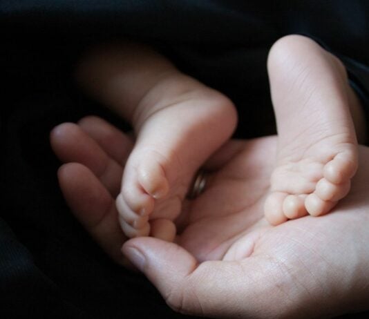 Die Eltern von Baby Clover berichten über die tragische Erfahrung, dass ihr Kind an einer Blutvergiftung starb.