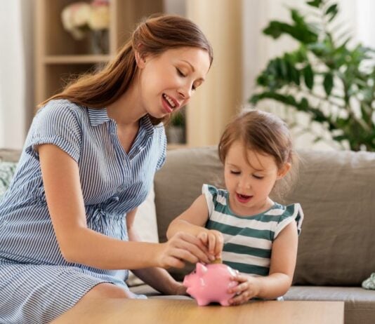 Mama Essence Evans nimmt fünf Dollar Miete von ihrer kleinen fünfjährigen Tochter Brooke ein, um ihr schon früh das reale Leben nahe zu bringen.