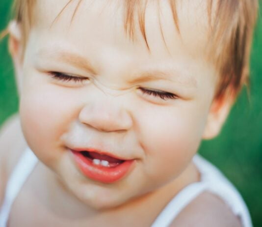 Emelia Jackson teilte einen einfachen Trick auf Facebook, der ihrem Baby beim Zahnen half.