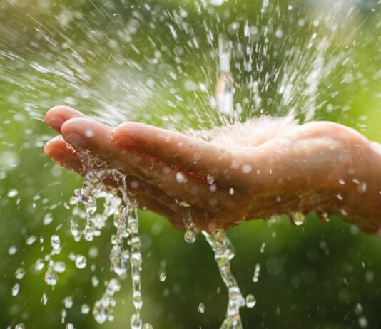 Das Mädchen Ivy leidet an einer seltenen Erkrankung, bei der sie allergisch auf Wasser reagiert.