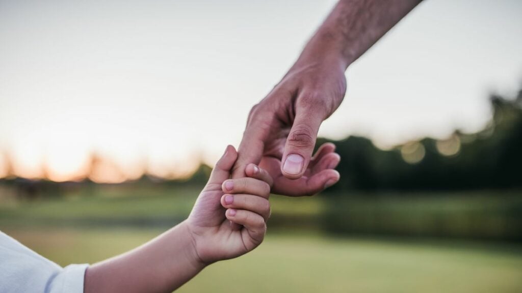 Sitzt dieser Papa mit seinem Sohn bald auf der Straße?