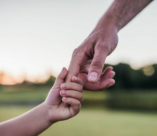 Ein obdachloser Vater und sein zweijähriger Sohn suchen dringend eine Unterkunft, nachdem sie aus ihrer Wohnung geworfen wurden.