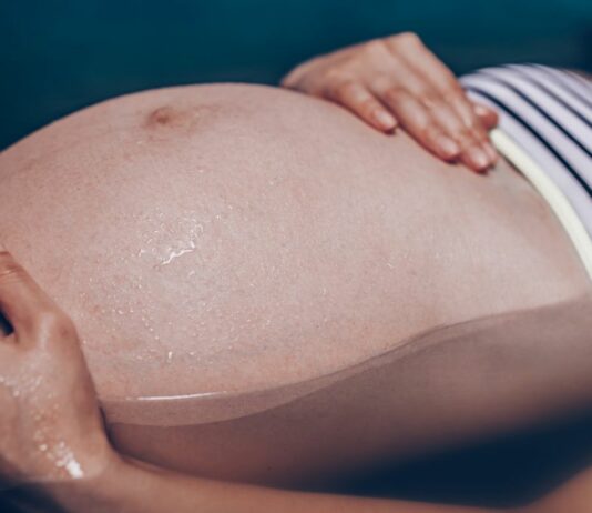 Sich mit einem Babybauch zu rasieren, stellt oft eine große Herausforderung für uns Mamis da – ein Wunderhilfsmittel stellt da die Rasierer-Teleskopstange dar.