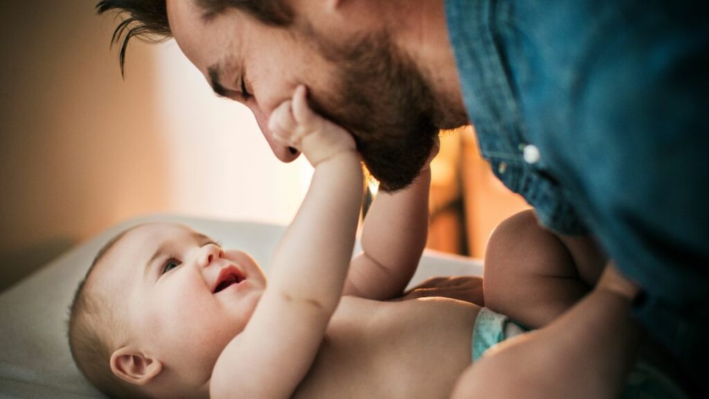 Wow! So beruhigt dieser Papa sein weinendes Baby in Sekunden