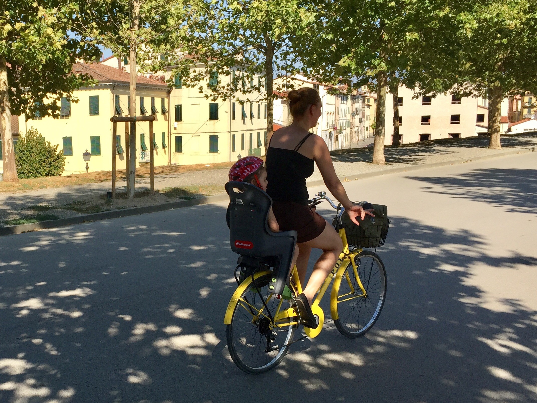 Mama fährt mit ihrer Tochter Fahrrad Echte Mamas