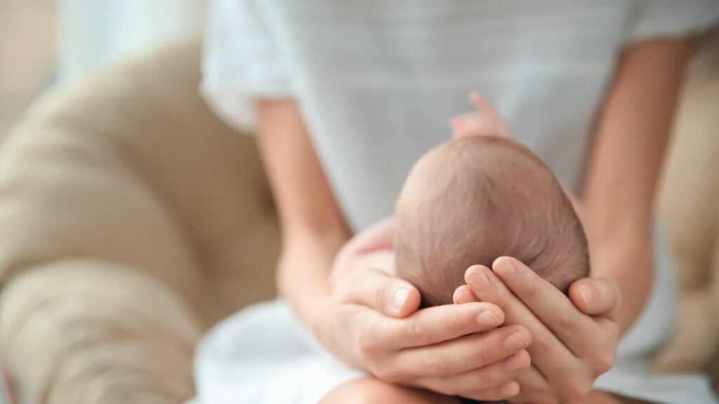 Kaiserschnitt: Diese Mama holt ihr Baby selbst auf die Welt