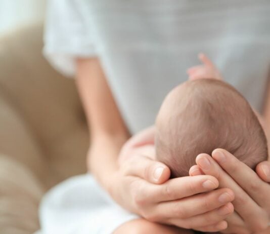 Eine Mutter erlebt einen außergewöhnlichen Moment, indem sie bei ihrem Kaiserschnitt selbst ihr Baby auf die Welt holt.