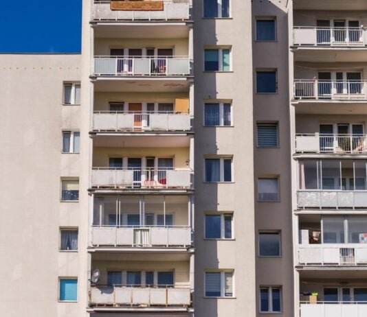 Ein Mann klettert ein Pariser Hochhaus hinauf, um einen vierjährigen Jungen von einem Balkon zu retten.