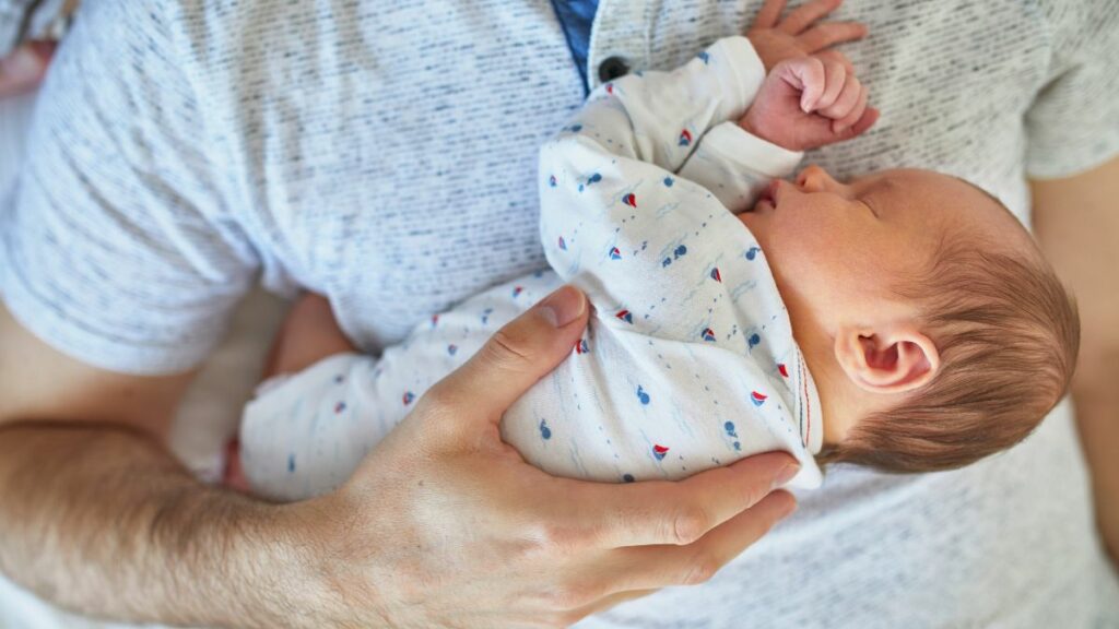 Wahre Liebe! Für diesen Papa ist es Ehrensache, sein Baby zu stillen