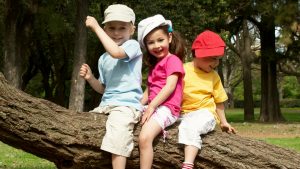 Kinder spielen im Wald