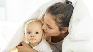 Stillen und Schmusen: Eine Mutter mit ihrem Baby