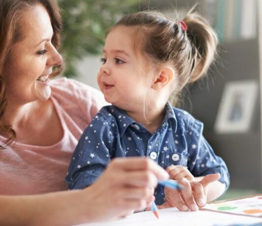 Eine Bloggerin behauptet, Vollzeit-Mamas hätten mehr Zeit zum Kuscheln und ein besseres Sexleben, was kontrovers diskutiert wird.