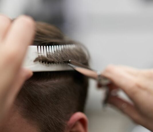 Ein Friseur möchte einen jungen Mann mit Down-Syndrom fest einstellen.