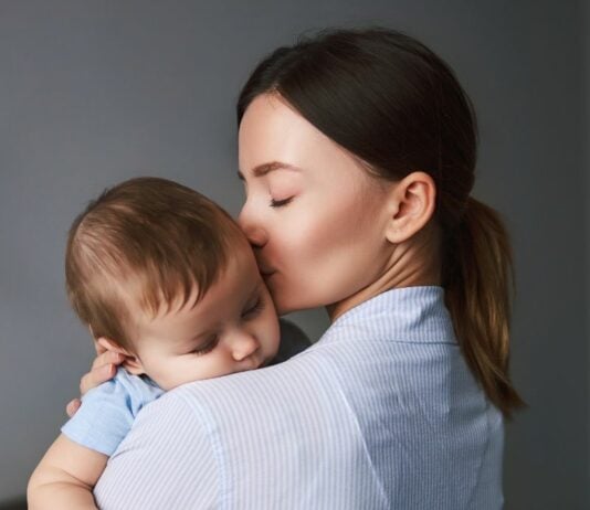 Schlaflose Nächte voller Erschöpfung – doch das Baby braucht die Nähe.