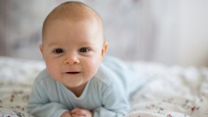 Baby liegt auf dem Bauch