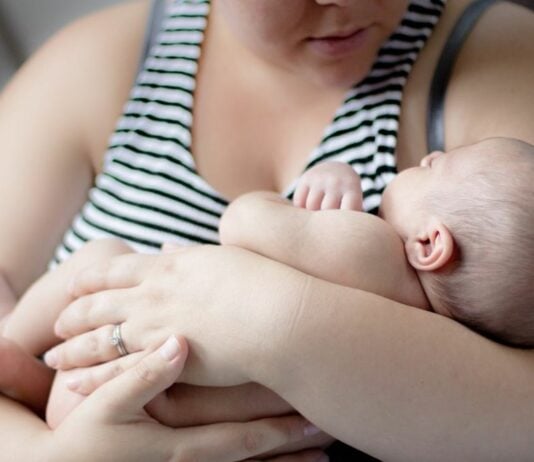 Video zeigt die chaotischen Herausforderungen, die Mütter erleben, wenn sie mit ihrem Baby das Haus verlassen wollen.