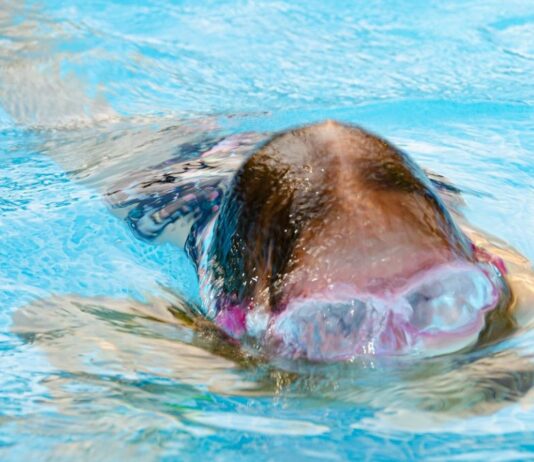 Eine Mutter berichtet von der dramatischen Erfahrung, als ihre Tochter beinahe beim Schwimmen ertrunken wäre.