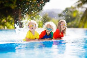 Kinder im Freibad