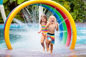 Spielende Kinder im Schwimmbad