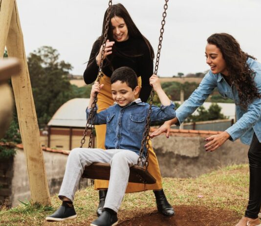 Eine Mutter lobt die „Tante des Herzens“ ihrer Kinder für ihre Geduld und Geschenke, die das Leben der Familie bereichern.