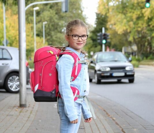 Ein Vorher-Nachher-Bild eines Mädchens nach ihrem ersten Schultag wird viral.