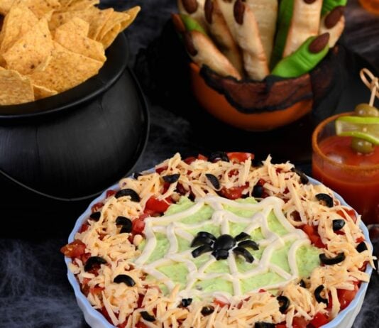 Der perfekte Grusel-Halloween-Salat als gesunder Snack für deine Kinder.