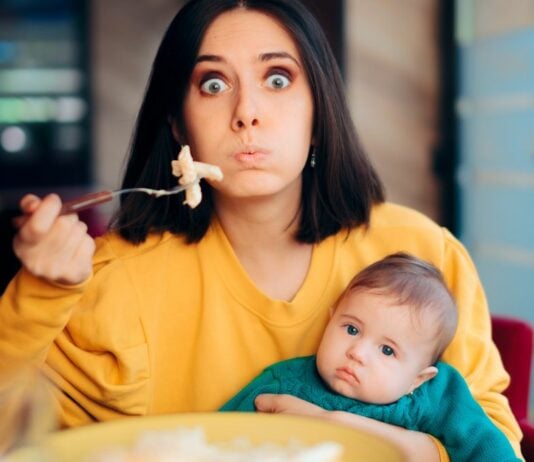 Unseren Multitasking Mama-Alltag sehen Außenstehende oft nicht - für mehr Transparenz entwickelte die Künstlerin Paula Kuka Zeichnungen, die großes Aufsehen erregten.