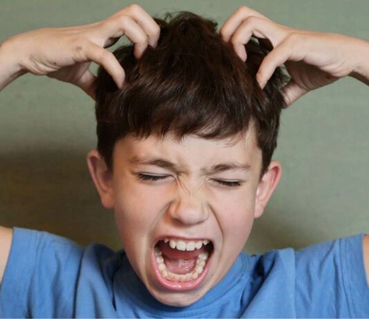 Kopfläuse bei Kindern erkennen: Das Jucken kann Groß und Klein in den Wahnsinn treiben.