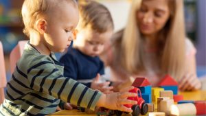 Kinder spielen in der Kita: Bei der Kindergartenanmeldung helfen unsere Tipps