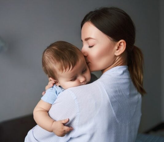 Eine Mama aus Irland veröffentlicht ein emotionales Gedicht, dass vielen Neu-Mamas in Zeiten von Corona aus der Seele spricht.