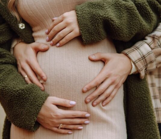 Nach einer In-Vitro-Fertilisation, die gleich beim ersten Versuch mit Zwillingen erfolgreich war, wurde Tegan innerhalb von sechs Wochen erneut schwanger.