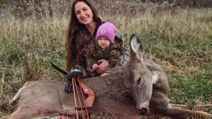 Beka Garris geht mit ihrer Tochter auf die Jagd.