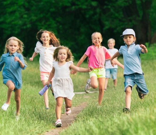 Maxine und Jake Young, die bereits fünf Kinder hatten, nahmen überraschend vier Pflegekinder auf und wurden kurz darauf mit Vierlingen schwanger.