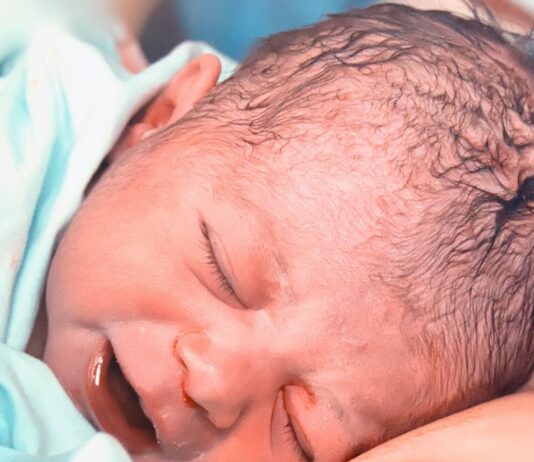 Nach sechs Fehlgeburten erfüllte eine beste Freundin den Traum vom Regenbogenbaby als Leihmutter.