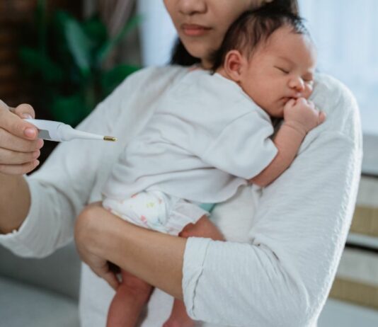 Ein Baby erhält keine Behandlung, weil das Corona-Testergebnis der Mutter fehlt.