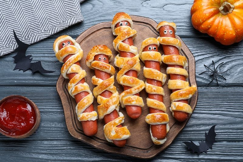 Würstchen-Mumien als Halloween-Snack