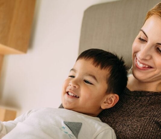 Eine Mutter zeigt ihrem vierjährigen Kind mit Knete, wie es per Kaiserschnitt auf die Welt kam.