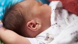 Babys mit Ohrring – schön oder furchtbar?